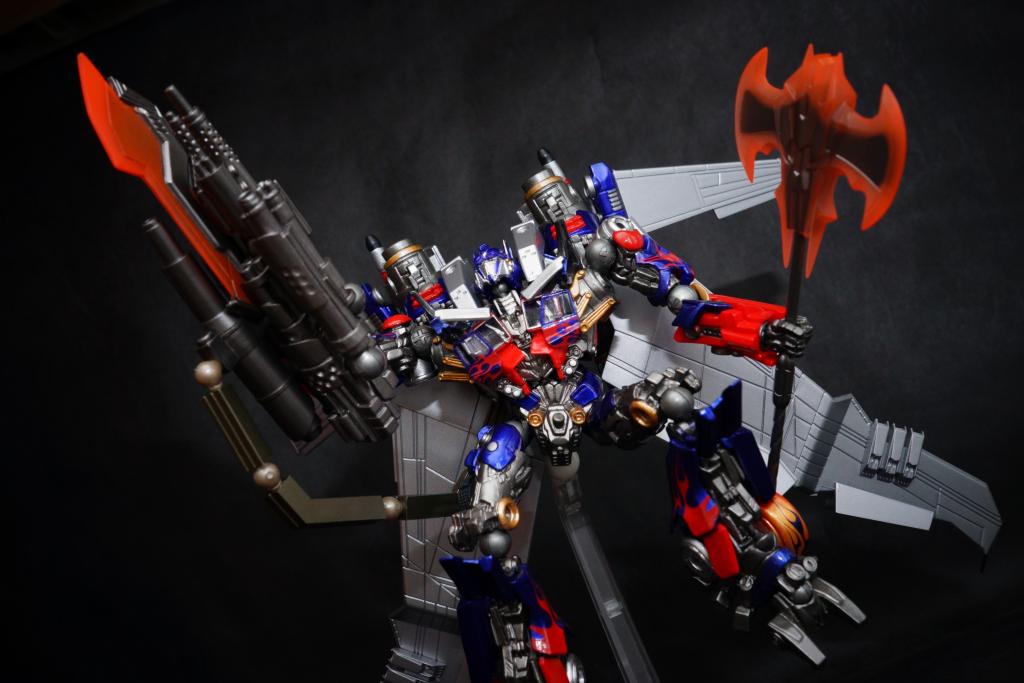 In-Hand Images Sci-Fi Revoltech Series No. 040 Optimus Prime DX